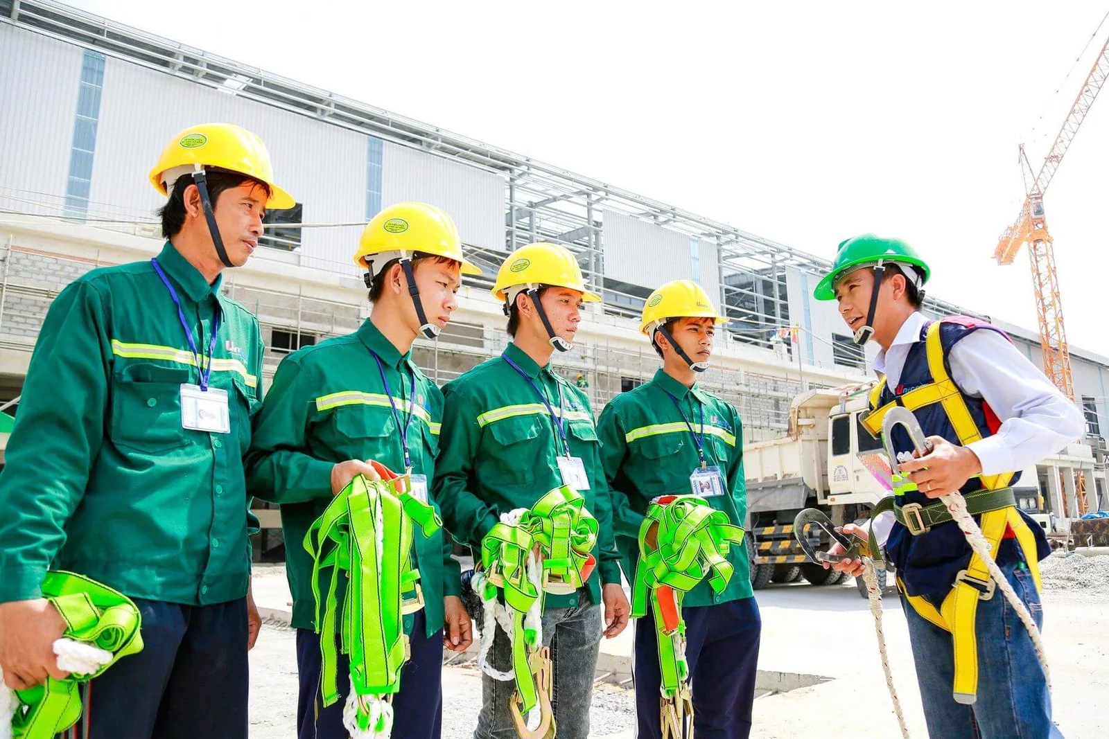 Tuân thủ các quy định của Luật an toàn vệ sinh lao động